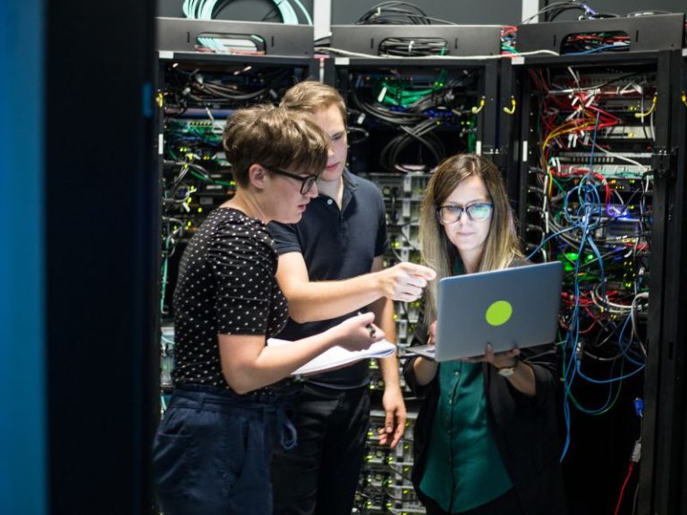 Ingenieros y técnicos especialistas en tecnolología